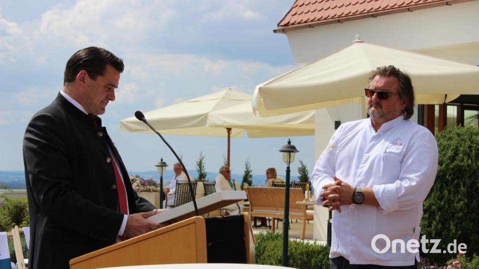 Landrat Thomas Ebeling ernannte Hotelier Hubert Obendorfer (rechts) zum Markenbotschafter des Seenlandes. Bild: pko