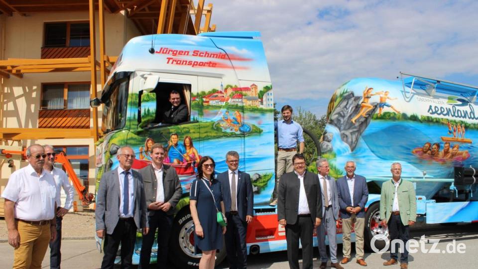 Das Oberpfälzer Seenland schickt einen farbenprächtigen Werbebotschafter auf die Straßen Europas: Ganz begeistert von dem Show-Truck (am Steuer: Landrat Thomas Ebeling) zeigten sich die Bürgermeister im Oberpfälzer Seenland. Hans Frankl (links), Karl Bley und Manfred Rodde (von rechts) wurden aus diesem Kreis verabschiedet. Bild: pko