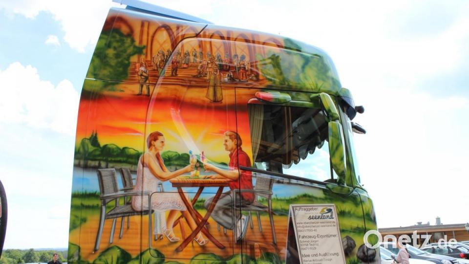 Neunburg fand mit einer Szene des Hussenkrieg-Festspiels (oben) Platz auf dem Seenland-Truck Bild: pko