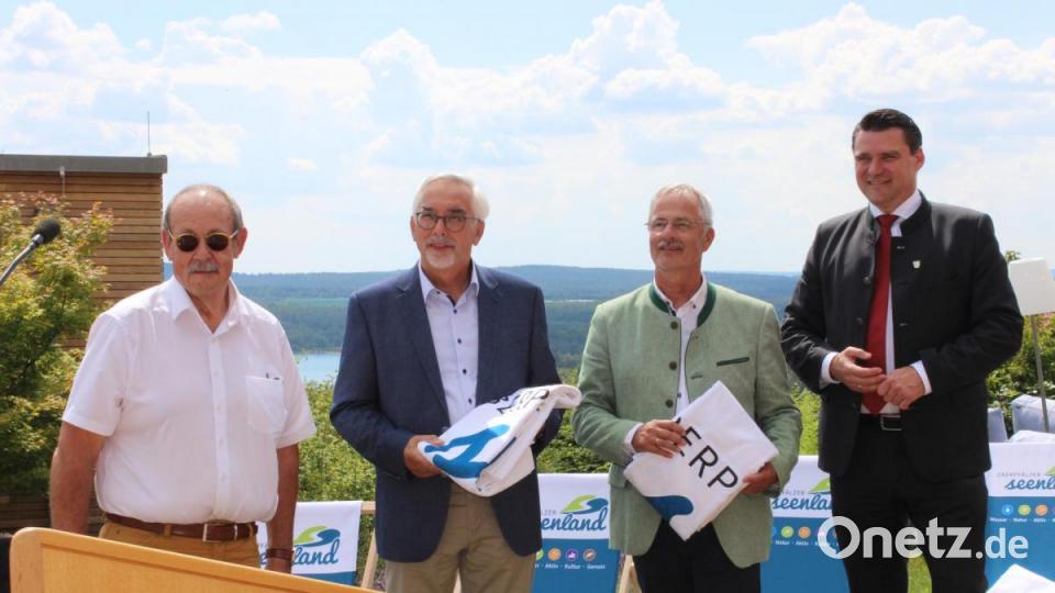 Die Altbürgermeister (von links) Hans Frankl, Manfred Rodde und Karl Bley wurden von Landrat Thomas Ebeling verabschiedet. Bild: pko