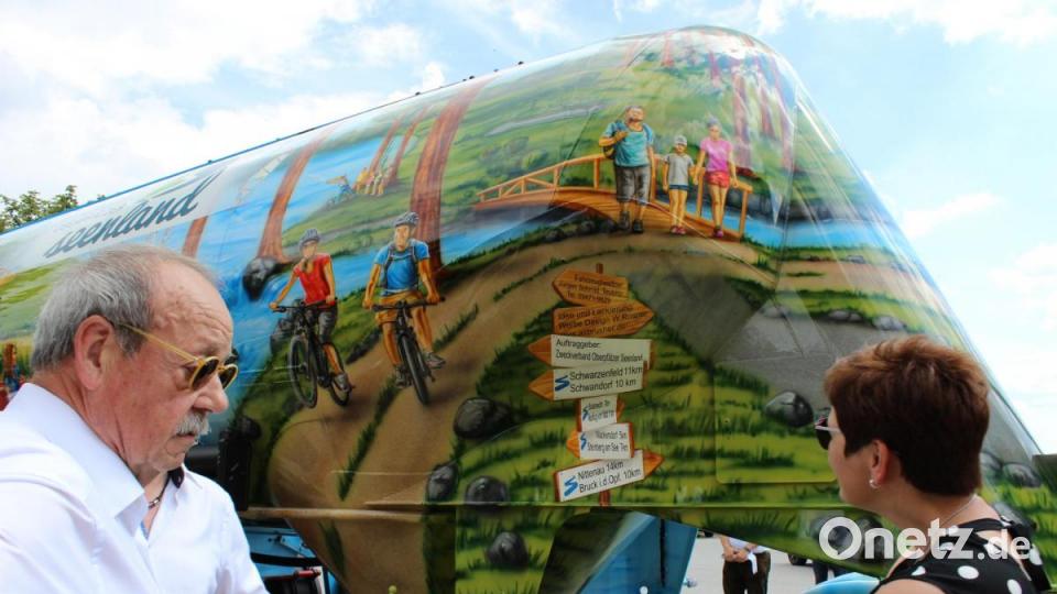 Mit großem Interesse betrachteten die Gäste die verschiedenen Details der dargestellten Seenland-Gemeinden auf dem Truck. Bild: pko
