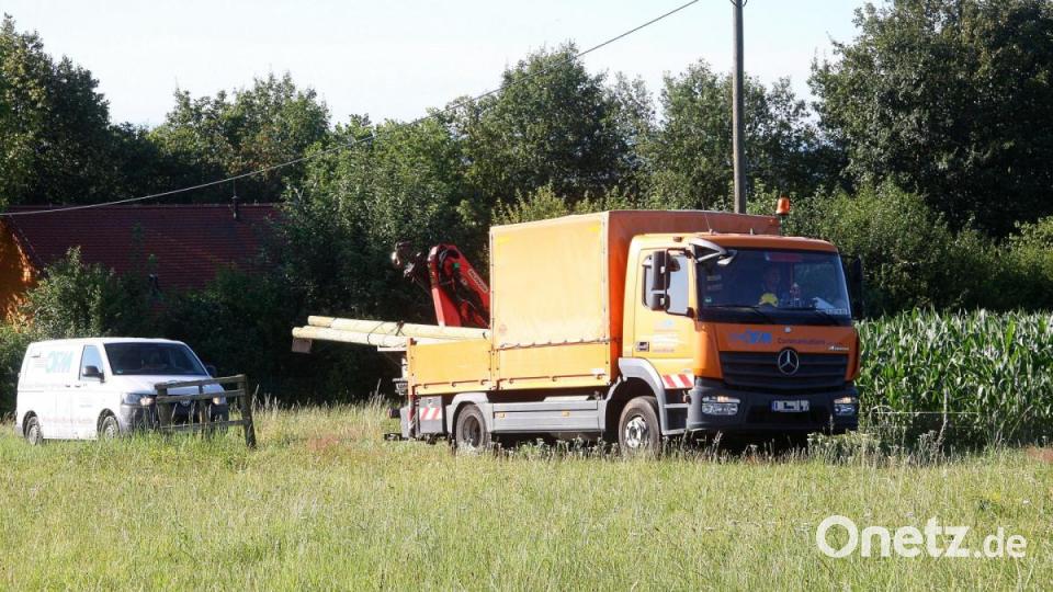 Der Bautrupp aus Oberfranken musste vorerst noch am Straßenrand warten. Ein Weiterfahren, hinauf zum Funkmast, war wegen der Blockade unmöglich. Bild: wro