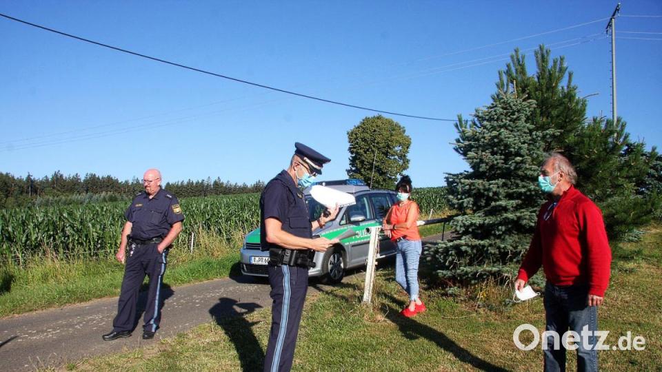 Polizeihauptkommissar Thomas Dietrich (Zweiter von links) machte Alfons Höcht (rechts) unmissverständlich klar, dass er die öffentliche Straße umgehend freizugeben hat. Bild: wro
