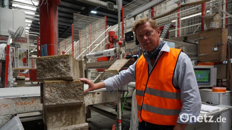 Bernhard Godelmann mit einem Mauer-System. Bild: jut