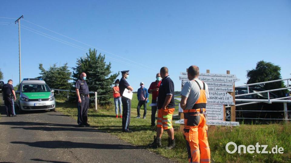 Tatenlos mussten die Monteure aus Oberfranken (rechts) zusehen, wie sich Alfons Höcht anfänglich weigerte, die Fahrbahn freizugeben. Bild: wro