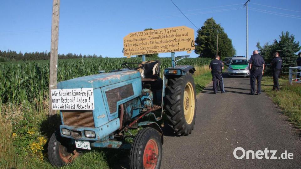 Nach zähen Verhandlungen mit der Polizei entschied sich Höcht, die Fahrzeuge zur Seite zu räumen. Bild: wro