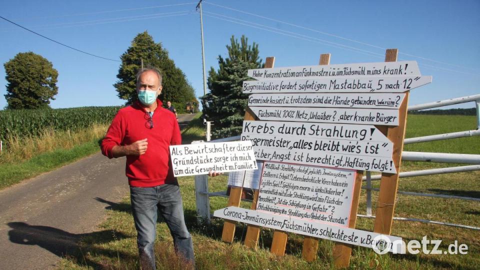 Alfons Höcht hatte vom Baustellenbeginn rechtzeitig erfahren. Mit den zuvor aufgestellten Protesttafeln machte er auf die – seiner Ansicht nach möglichen – Gefahren, hervorgerufen durch die Funkstrahlen, in aller Deutlichkeit aufmerksam. Bild: wro