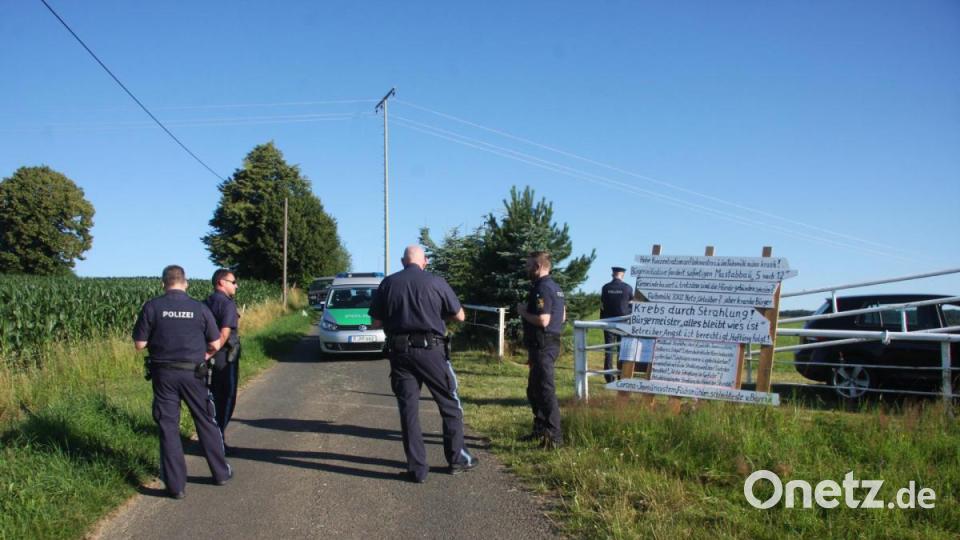 Das Polizeiaufgebot beeindruckte den Fuchsmühler nur wenig. Alfons Höcht bestand darauf: „Die Sperre bleibt, der Mast muss weg!“ Bild: wro