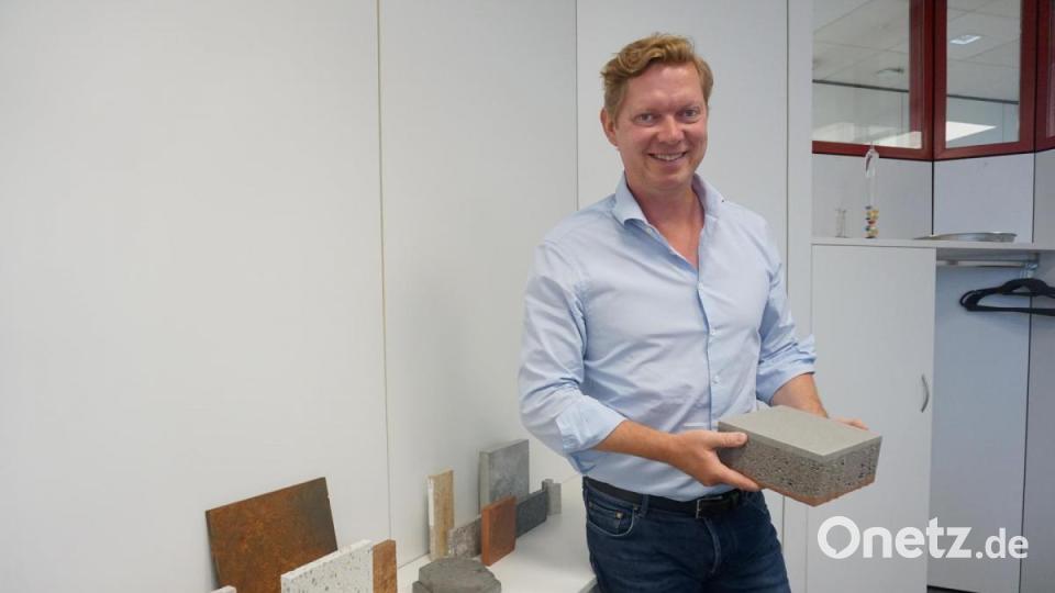 Geschäftsführer Bernhard Godelmann zeigt einen "Klimastein". Bild: jut