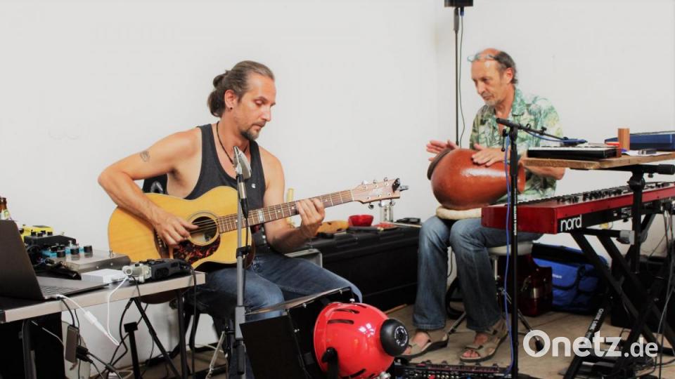 Michael Dandorfer (links) und Leif Wiesmeth erproben unterschiedliche Klangwelten, die zur Abschlussfeier mit viel Improvisation dargeboten werden. Bild: Dagmar Williamson, dwi
