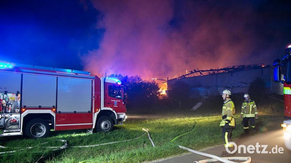 Auf einem landwirtschaftlichen Anwesen im Ortsteil Ullersberg der Gemeinde Ursensollen kam es am Mittwochabend, 22. Juli, zu einem Vollbrand einer großen Lager- und Maschinenhalle. Bild: jma
