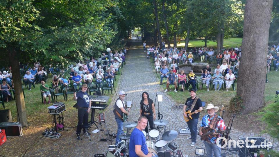 Es sind viele Windischeschenbacher zum Auftritt der Countryband „Montaineros“ gekommen. Bild: bey