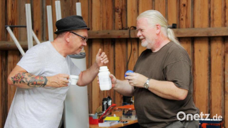 Kurt Etzold (links) macht den Dufttest: Stinkt&#039;s etwa? Wenn Stefan Stock (rechts) seine unmöglichen Maschinen baut, greift er zurück auf seine unendlich vielen Ideen. Bild: Dagmar Williamson, dwi