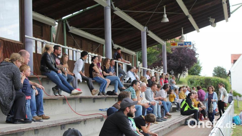 Mit notwendigem Abstand feierten die Eltern der Vorschulkinder auf der Tribüne den Abschlussgottesdienst. Bild: fks