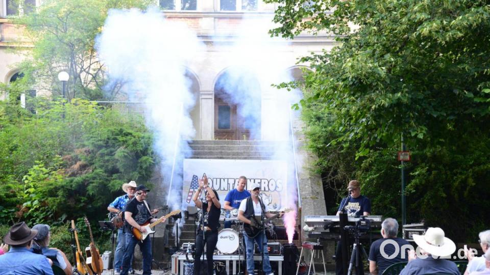 Es sind viele Windischeschenbacher zum Auftritt der Countryband „Montaineros“ gekommen. Bild: bey
