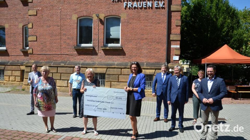 Gruppenbild vor dem Noch-Gebäude des Sozialdienstes katholischer Frauen. Bild: ass