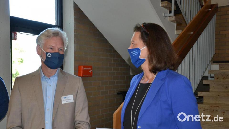 Ilse Aigner im Gespräch mit Schulleiter Michael Schuierer. Bild: ass