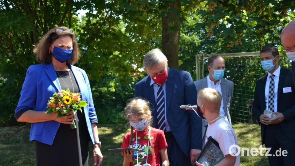 Keine Angst vor großen Tieren. Emily und Ben absolvieren ihren Auftritt souverän. Bild: ass