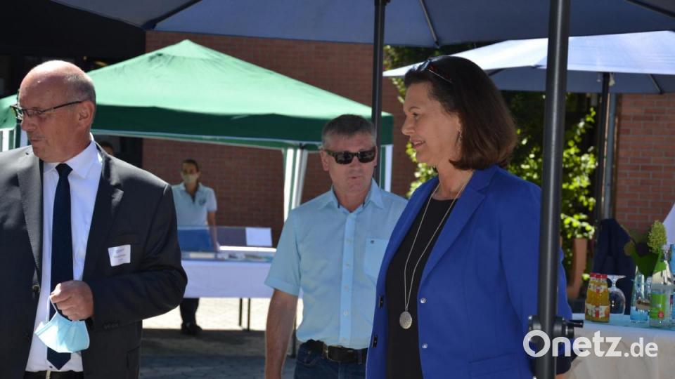 Große Freude herrscht bei der Übergabe der Spende bei der Lebenshilfe. Im Bild von links: Lebenshilfe-Vorsitzender Eduard Freisinger, Bürgermeister Franz Badura und Landtagspräsidentin Ilse Aigner. Bild: ass