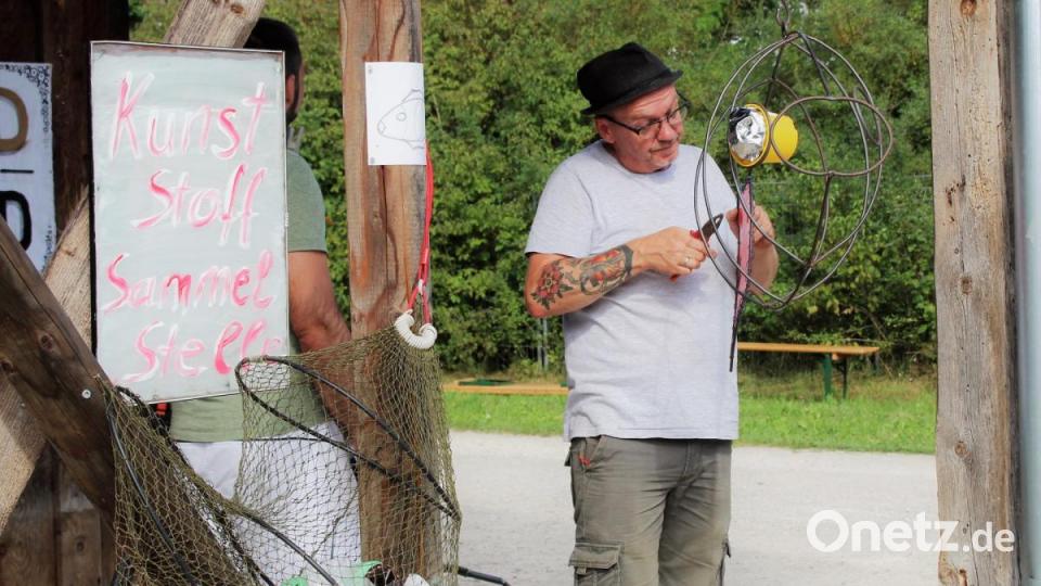 Kurt Etzold biegt sein Fisch-Gestell zurecht, damit der Abfall auch in der Kunststoffsammelstelle ankommt. Bild: Dagmar Williamson, dwi