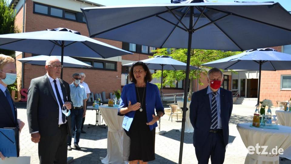 Große Freude herrscht bei der Übergabe der Spende bei der Lebenshilfe. Von links: Eduard Freisinger, Ilse Aigner und Karl Freller. Bild: ass