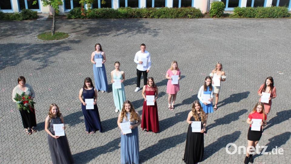 Ein Trio hat in der Klasse 10e einen Schnitt von 1,00 geschafft: Johanna Weismeier, Luzia Rickauer und Sandra Müller. Besonders stolz dürfen zudem Catharina Burucker (1,09), Karolina Schiffmann (1,18), Verena Uhl, Alisha Bradfish, (beide 1,36), Luisa Schwarzer (1,45), Lara Strößenreuther, Hendrik Reger, Nelly-Marie Kohl (jeweils 1,73), Rebeka Iwicki, Antonia Dimper (beide 1,82) sein. Bild: Realschule Kemnath/exb