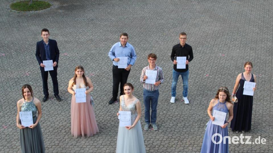 In der Klasse 10b haben Alexandra Ott, Monja Lindner, Anita Kreis (alle 1,25), Tim Würstl (1,45), Luis Weiß (1,64), Anja Bäuml (1,75), Sophia Schraml (1,82) sowie Felix Walberer und Simon Schmidt (beide 1,91) den besten Notenschnitt. Bild: Realschule Kemnath/exb