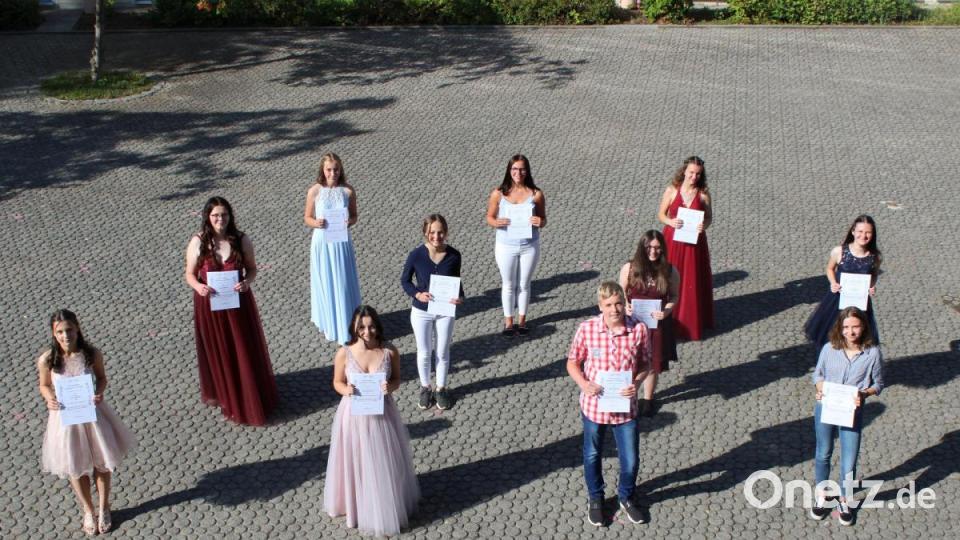 Über ihr sehr gutes Anschlusszeugnis dürfen sich Mara Dötterl (1,33), Lea Langsteiner (1,42), Ines Sollfrank, Annika Scheidler, Lena Philbert (alle 1,50), Lena Herrmannsdörfer (1,75), Lisa Langsteiner, Katharina Kobel, Luca Dagostin (jeweils 1,83) sowie Eva Meixner und Niklas Blohmann (beide 1,92) aus der Klasse 10d freuen. Bild: Realschule Kemnath/exb