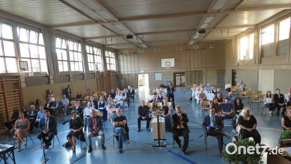 Weil in der Turnhalle immer nur eine Abschlussklasse verabschiedet wurde, konnte der geforderte Mindestabstand problemlos eingehalten werden. Bild: jzk