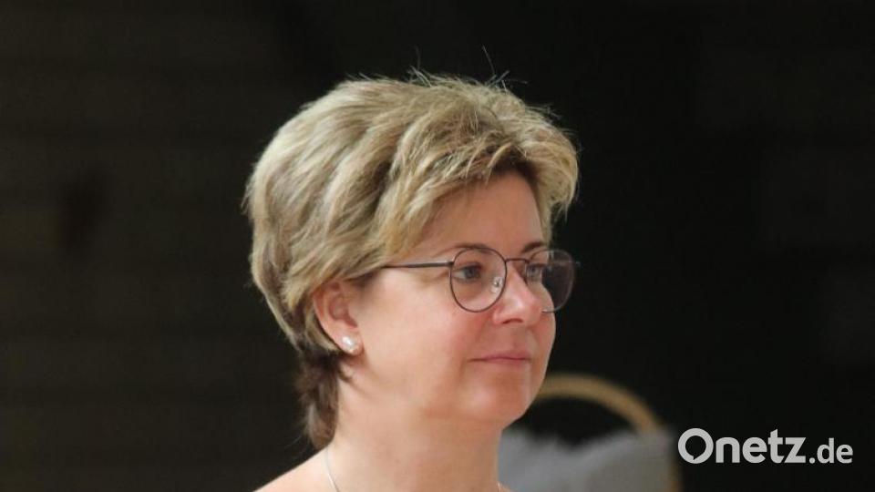 Silke Pirner, die Vorsitzende des Elternbeirats, war in einer Videobotschaft zu sehen. Die Übergabe der Rose bei der Zeugnisverteilung nahm sie aber persönlich vor. Bild: mfh