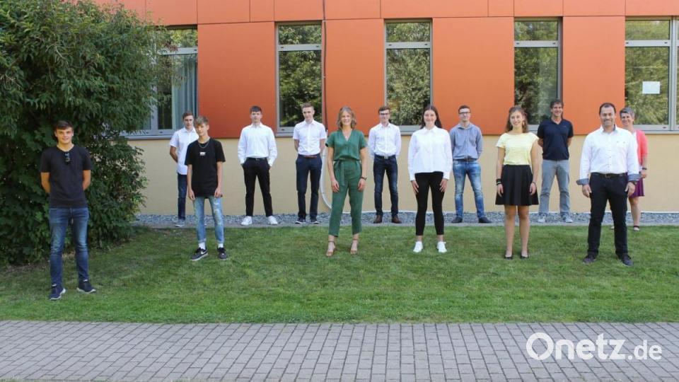 Einen Notenschnitt von 1,6 braucht es, um unter die Top Ten der Walter-Höllerer-Realschule zu kommen. Franka Grabinger (Sechste von links) setzt mit 1,09 die Bestmarke. Bild: Martin Zimmermann/exb