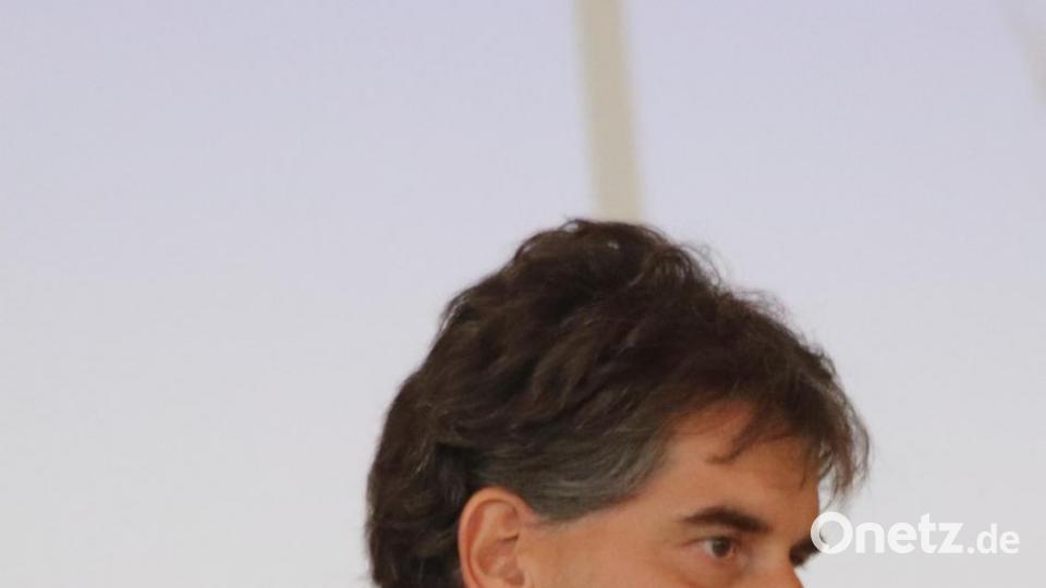 Realschulkonrektor Markus Hochholzer moderierte die Verabschiedung und kündigte die Videobotschaften von Landrat Richard Reisinger, Bürgermeister Michael Göth und der Elternbeiratsvositzenden Silke Pirner an. Bild: mfh