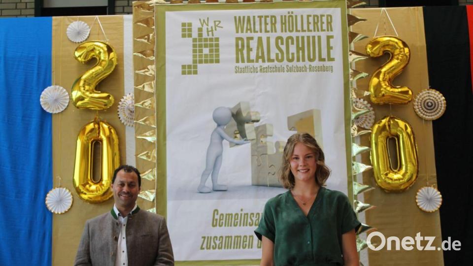 Direktor Martin Zimmermann mit der Schulbesten Franka Grabinger (Klasse 10d, Schnitt 1,09). Bild: Martin Zimmermann/exb