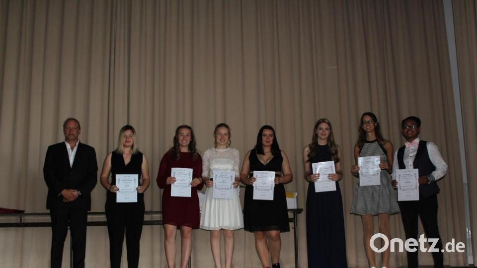 Stefan Horvath, der Klassenleiter der 10f, freute sich über das hervorragende Abschneiden von Mirja Weber (1,17), Hannah Schmelber (1,50), Laureen Rupprech (1,58), Verena Hey (1,75), Rebecca Hereth (1,83), Michelle Paukner und Isabel Frazier (beide 1,92). Bild: Realschule Kemnath/exb