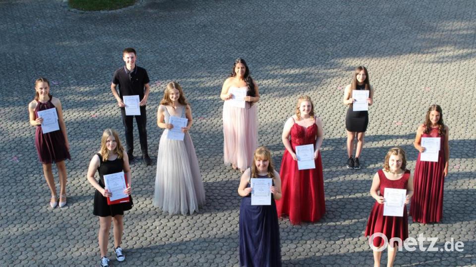 Auch bei Antonia Renner, Lena Greger (beide 1,08), Lisa Vetter, Milena Raps, Olivia Lehner (alle 1,17), Sarah Philipp (1,33), Sebastian Schwemmer (1,50), Destiny Stosik, Jana Kausler (jeweils 1,58) und Dilan Kahraman (1,92) aus der Klasse 10c steht vor dem Komma eine Eins. Bild: Realschule Kemnath/exb