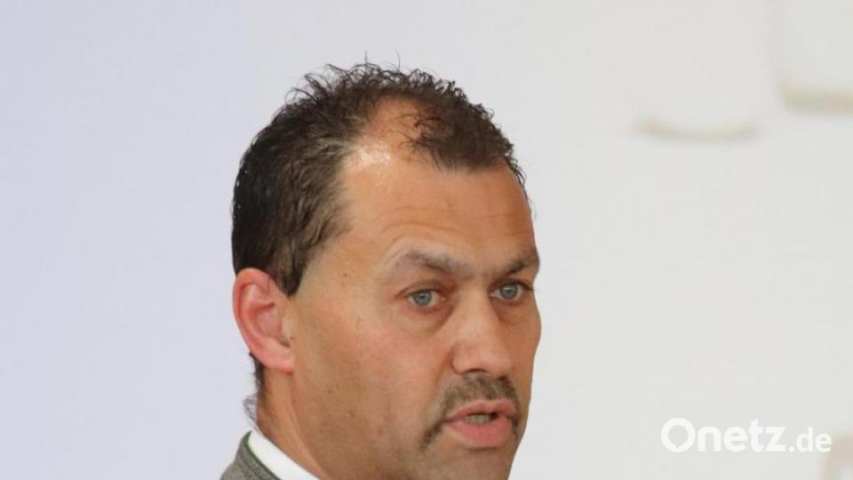 Schulleiter Martin Zimmermann beendete seine Rede mit den Wortemn: "Ich bitte nun um einen donnernden Applaus für den gesamten Jahrgang 2020 c.a. - reißt die Halle ein!" Bild: mfh