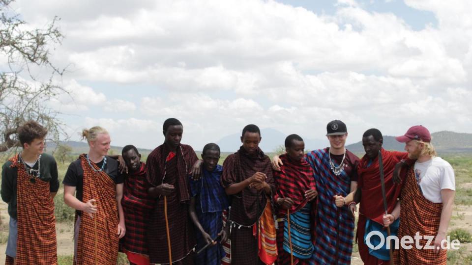 Mit seinem Bruder Daniel Mehlhorn (rechts), der für zwei Wochen zu Besuch nach Tansania kam, und weiteren Freiwilligen erfuhr Simon Mehlhorn bei einem Besuch in einem Massai-Dorf viel von deren Kultur und Lebensweise. Bild: Simon Mehlhorn