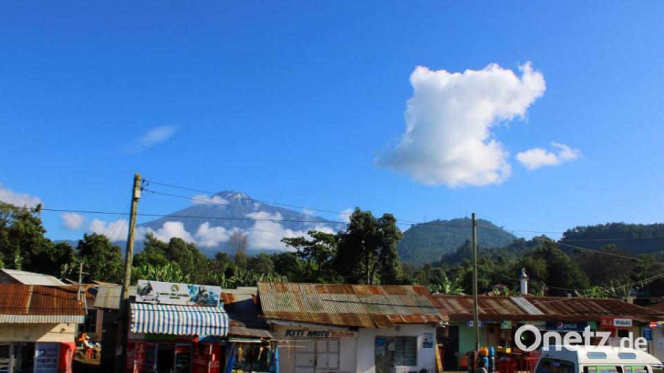 Einen Blick zum Mount Meru gewährte dieser Platz in der Stadt Arusha. Bild: Simon Mehlhorn