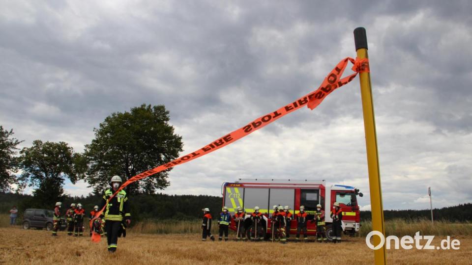 Was tun, wenn der Getreideacker brennt? Die Feuerwehr Freudenberg-Wutschdorf übte, wie man die Flammen bei Vegetationsbränden bekämpft. Bild: gri