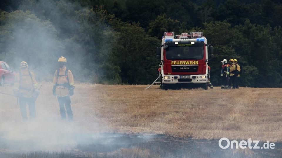 Was tun, wenn der Getreideacker brennt? Die Feuerwehr Freudenberg-Wutschdorf übte, wie man die Flammen bei Vegetationsbränden bekämpft. Bild: gri