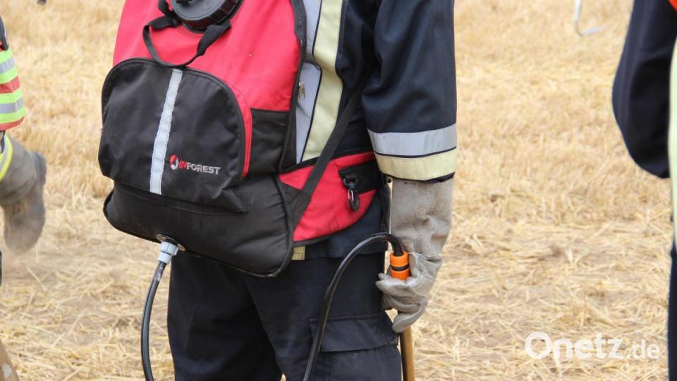 Was tun, wenn der Getreideacker brennt? Die Feuerwehr Freudenberg-Wutschdorf übte, wie man die Flammen bei Vegetationsbränden bekämpft. Bild: gri