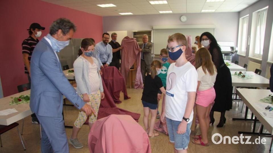 Schulamtsdirektor Rudi Kunz ließ es sich nicht nehmen, zusammen mit einem Grundschüler die Experimentierstation zu enthüllen. Bild: wro