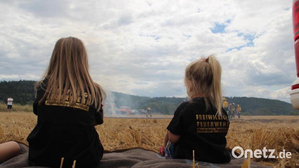 Was tun, wenn der Getreideacker brennt? Die Feuerwehr Freudenberg-Wutschdorf übte, wie man die Flammen bei Vegetationsbränden bekämpft. Bild: gri