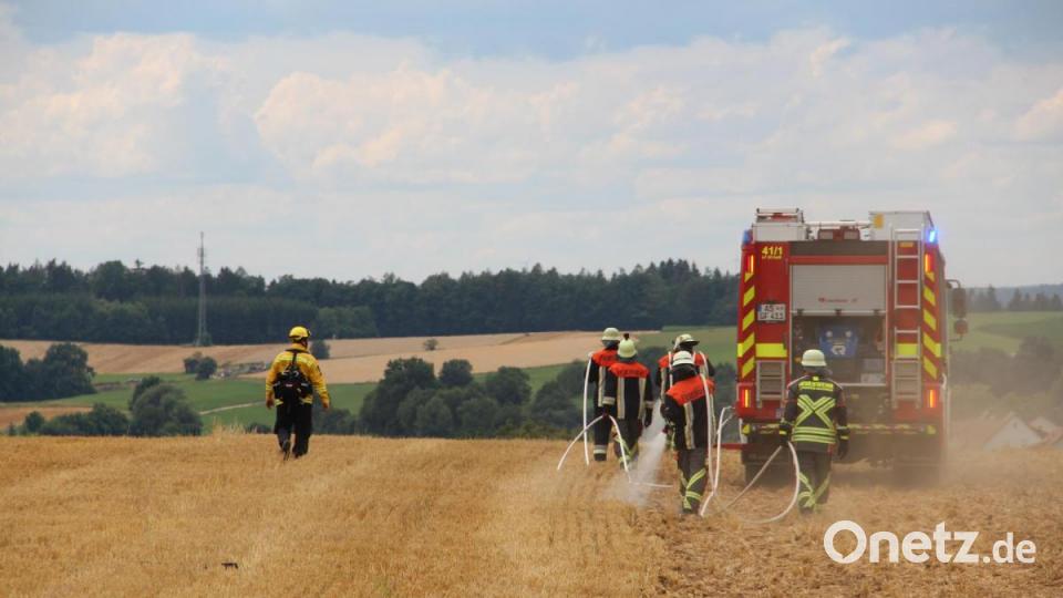 Was tun, wenn der Getreideacker brennt? Die Feuerwehr Freudenberg-Wutschdorf übte, wie man die Flammen bei Vegetationsbränden bekämpft. Bild: gri