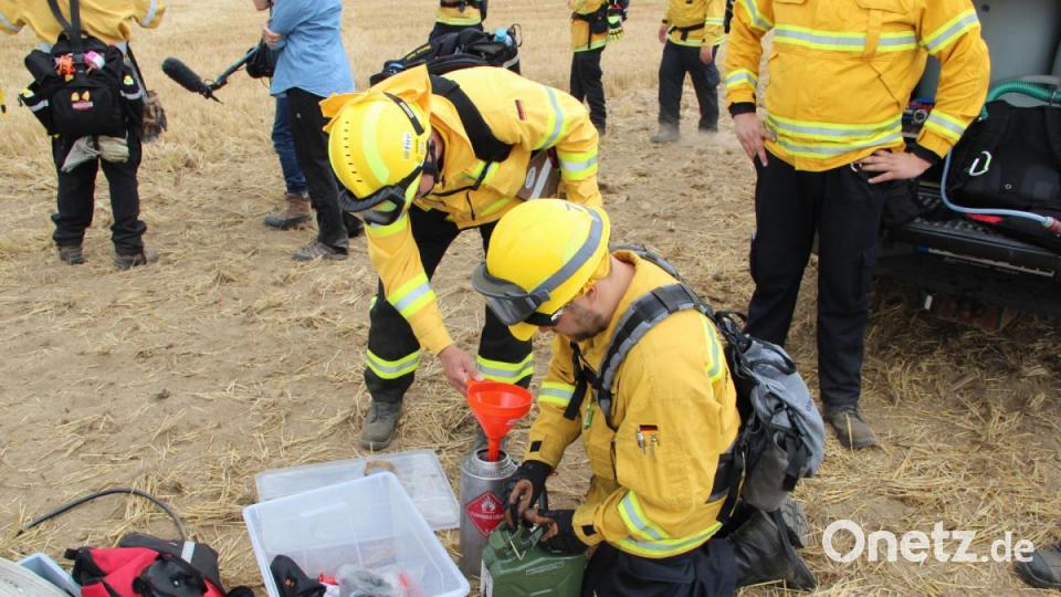Was tun, wenn der Getreideacker brennt? Die Feuerwehr Freudenberg-Wutschdorf übte, wie man die Flammen bei Vegetationsbränden bekämpft. Bild: gri