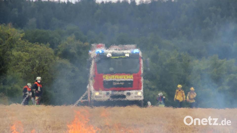 Was tun, wenn der Getreideacker brennt? Die Feuerwehr Freudenberg-Wutschdorf übte, wie man die Flammen bei Vegetationsbränden bekämpft. Bild: gri