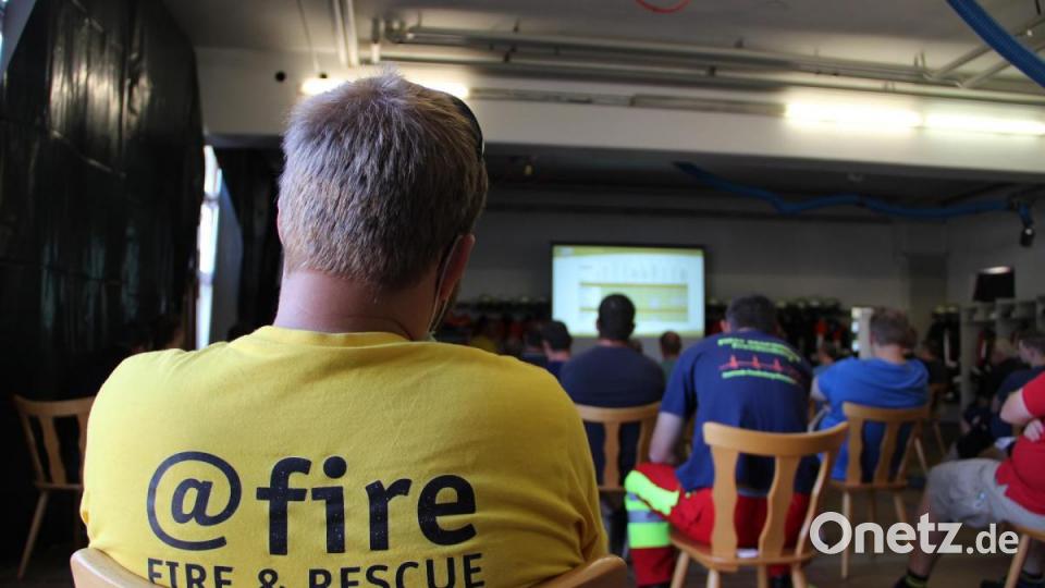 Was tun, wenn der Getreideacker brennt? Die Feuerwehr Freudenberg-Wutschdorf übte, wie man die Flammen bei Vegetationsbränden bekämpft. Bild: gri