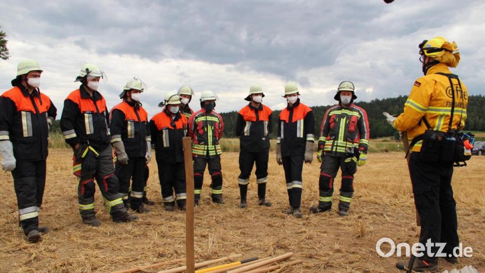 Was tun, wenn der Getreideacker brennt? Die Feuerwehr Freudenberg-Wutschdorf übte, wie man die Flammen bei Vegetationsbränden bekämpft. Bild: gri