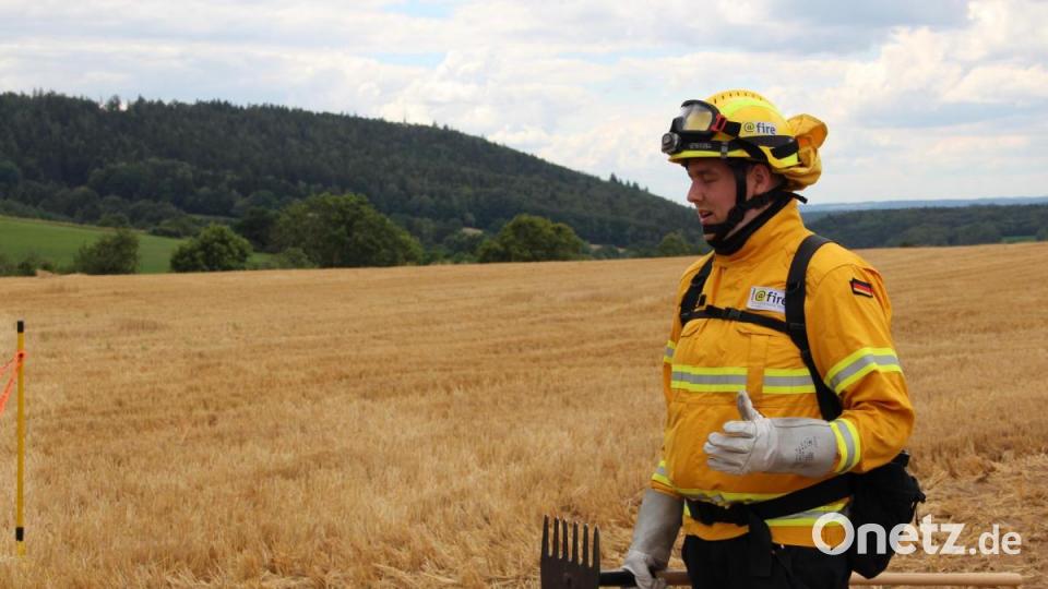 Was tun, wenn der Getreideacker brennt? Die Feuerwehr Freudenberg-Wutschdorf übte, wie man die Flammen bei Vegetationsbränden bekämpft. Bild: gri