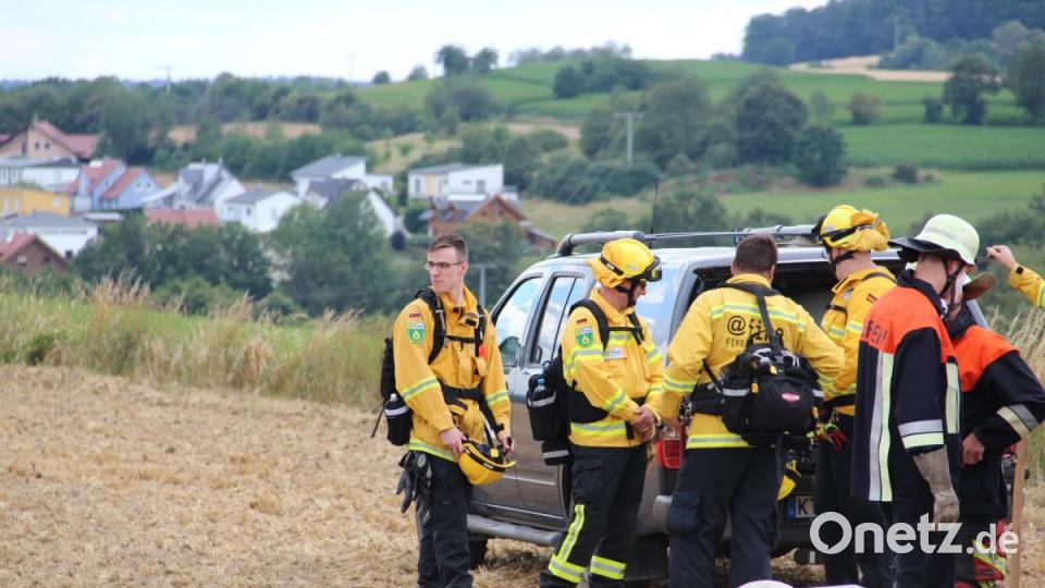 Was tun, wenn der Getreideacker brennt? Die Feuerwehr Freudenberg-Wutschdorf übte, wie man die Flammen bei Vegetationsbränden bekämpft. Bild: gri